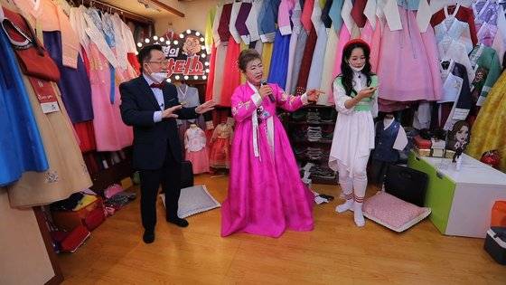 경기 광명시장 한복집에서 상인들과 함께 속풀이송을 부르고 있다. [사진 KBS]