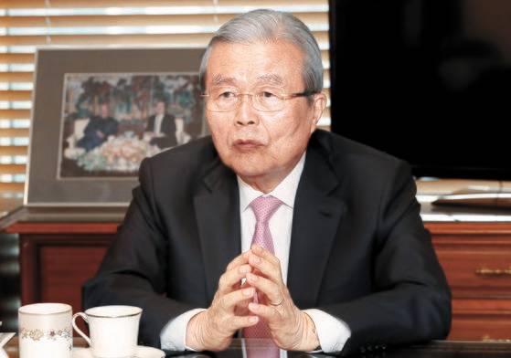 김종인 미래통합당 총괄 선거대책위원장이 16일 광화문 자신의 사무실에서 중앙일보와 인터뷰하고 있다. 최정동 기자