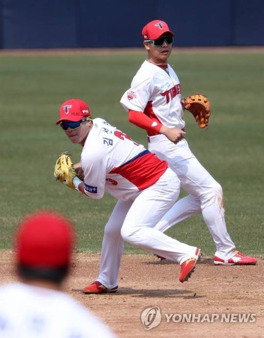 영어 'Short Stop'을 '유격수'로 번역한 것은 내야수 가운데 가장 폭넓은 수비를 담당하는 포지션의 의미를 잘 부각시킨 것이었다. 이달 초 KIA 타이거즈 자체 홍백전에서 백팀 2루수 김선빈이 유격수 박찬호에 앞서 타구를 처리하고 있다. [사진=연합뉴스]