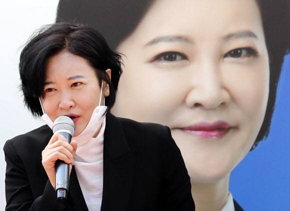 21대 총선 서울 동작을에 당선된 더불어민주당 이수진 당선인이 16일 오전 서울 동작구 흑석역 인근에서 주민에게 당선 인사를 하고 있다. 2020.4.16 연합뉴스