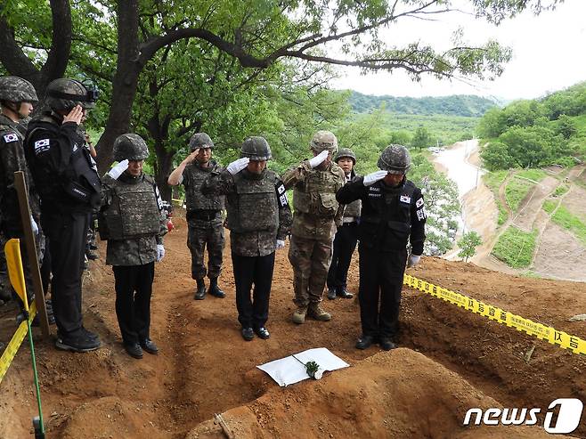 국방부는 지난해에 이어 오는 20일부터 '9･19 군사합의' 합의사안인 남북공동 유해발굴을 위한 사전 준비 차원에서 화살머리고지 일대 우리측 지역에서 지뢰 제거 및 유해발굴 작업을 재개한다. (국방부 제공) 2020.4.19/뉴스1