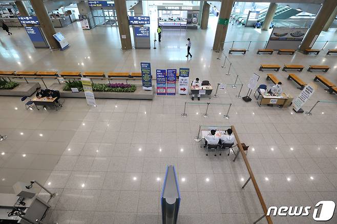 한산한 인천국제공항 입국장의 모습. 2020.4.13/뉴스1 © News1 황기선 기자