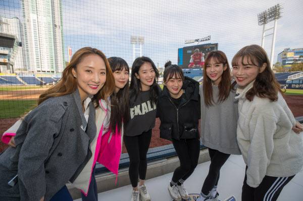 지난 13일 창원NC파크 1루쪽 홈팀 응원단상에서 NC다이노스 응원단 '랠리 다이노스' 치어리더팀이 포즈를 취하고 있다. 장세정 치어리더팀장, 이주희, 황별님, 박혜린, 나혜인, 김하나 치어리더(사진 왼쪽부터)./김동환 기자