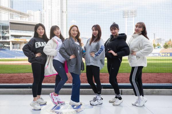 지난 13일 창원NC파크 1루쪽 홈팀 응원단상에서 NC다이노스 응원단 '랠리 다이노스' 치어리더팀이 포즈를 취하는 모습. 황별님·이주희 치어리더, 장세정 치어리더팀장, 나혜인·박혜린·김하나 치어리더.(사진 왼쪽부터)./김동환 기자