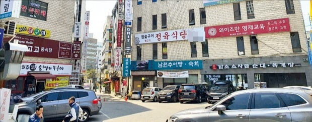오피스텔 용적률 규제로 재건축 사업이 멈춰선 경기 과천시 별양동 상업지역.  한경DB