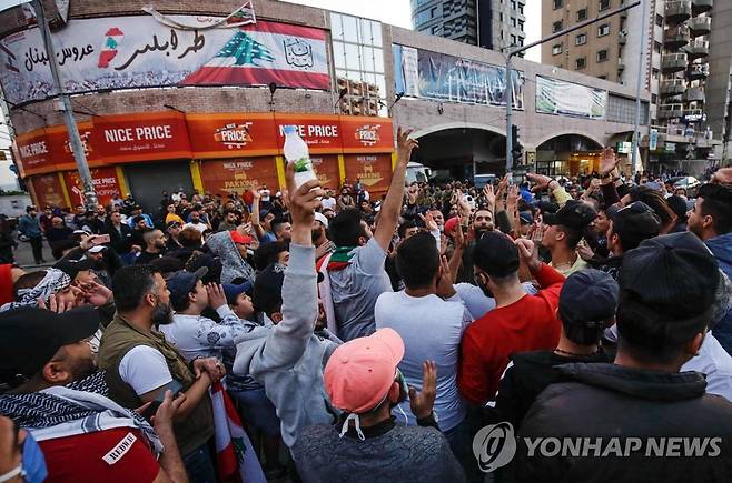 17일 레바논 북부 트리폴리에서 정부의 집회금지명령을 어기고 모여든 시위대 [AFP=연합뉴스]