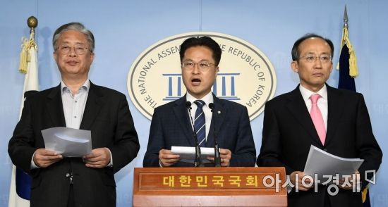 김정우 더불어민주당 기재위 간사(가운데) /윤동주 기자 doso7@