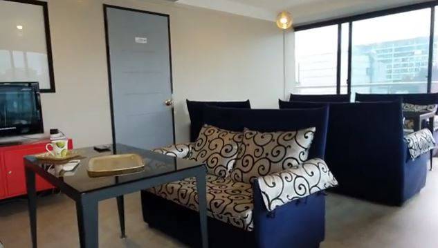 압구정에 위치한 A도사의 신점집. 도사를 만나기 전 산뜻한 인테리어의 공간에서 음료수를 마시며 기다릴 수 있다. 유튜브 캡처