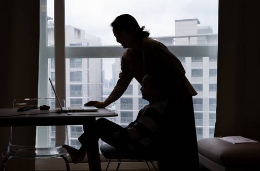 20일 오전 서울 용산구의 한 가정에서 용산초등학교 1학년에 입학한 신입생 어린이가 엄마와 함께 노트북 화면을 통해 온라인 입학식을 갖고 있다. 연합뉴스
