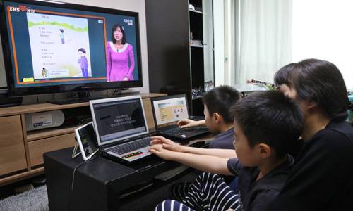 초등학교 저학년 온라인 개학일인 20일 서울시내 한 가정에서 초등학교 1학년과 3학년 어린이가 엄마와 함께 학습 동영상을 보고 있다. 허정호 선임기자