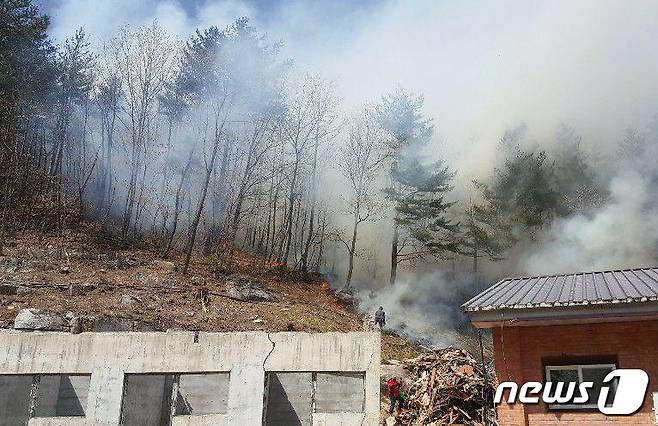 강원지방기상청은 22일 오후 3시 강원산지와 정선평지의 강풍경보를 강풍주의보로 하향하고, 영서와 동해안의 강풍주의보를 해제했다. 이날 오후1시38분쯤 강원 강릉시 성산면 삼왕길 일대 야산에서 산불이 나 연기가 치솟고 있다. 현장에는 초속 9.8m의 강풍의 강풍이 불었다.(강원도동해안산불방지센터 제공)2020.4.22/뉴스1 © News1