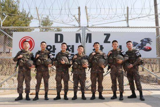 왼쪽부터 유영건, 유석주, 박신우, 유동구, 정래환, 이태용, 정세훈 병장이 환하게 웃으며 GP 경계 완전작전을 다짐하고 있다.