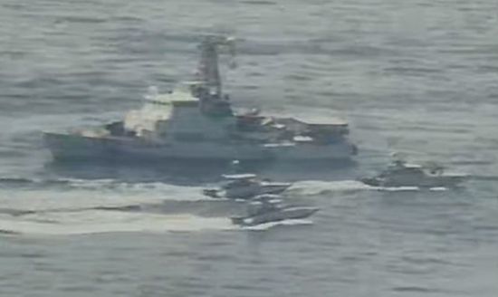미 해군이 공개한 이란 혁명수비대의 고속단정이 미 해군 함정을 위협하는 장면. [이미지출처=EPA연합뉴스]
