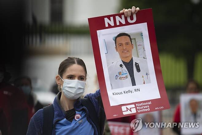 숨진 동료 사진 들고 시위하는 미 간호사들 [UPI=연합뉴스]