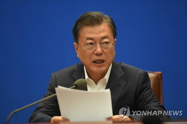 비상경제회의 주재하는 문 대통령 (서울=연합뉴스) 김주성 기자 = 문재인 대통령이 22일 오전 청와대에서 제5차 비상경제회의를 주재하고 있다. 2020.4.22 utzza@yna.co.kr