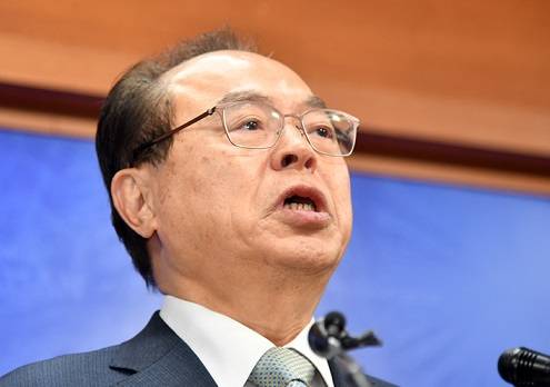 오거돈 부산시장이 부산시청 9층 기자회견장에서 사퇴 기자회견을 하면서 눈물을 보이고 있다. 사진=뉴시스