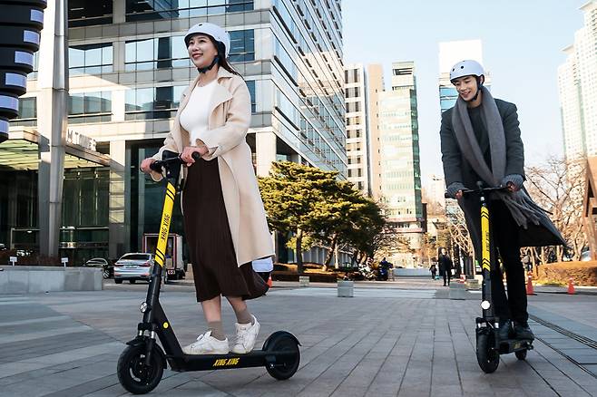 공유 전동킥보드를 이용하는 시민들의 모습. /뉴스1DB