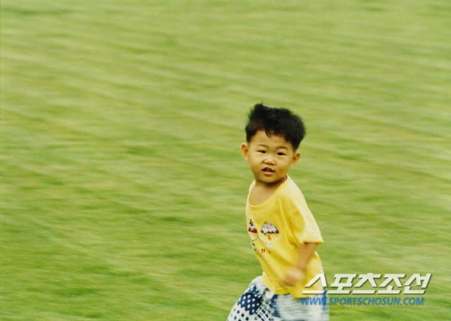 어린시절 손흥민. '이 아이는 커서 한국 축구의 미래가 됩니다'