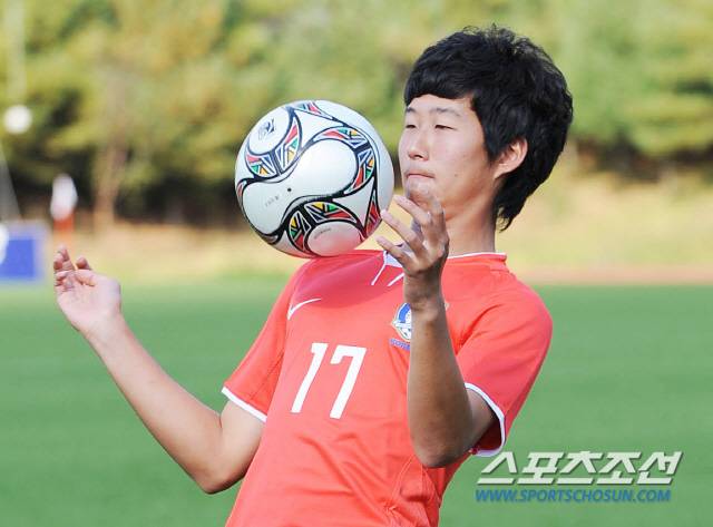 2009년 10월 15일. U-17 청소년축구대표 손홍민이 훈련에 임하고 있다.