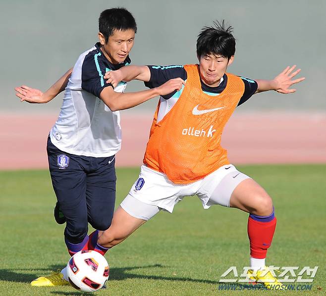 2010년 12월 28일. UAE 아부다비에서 이영표와 손흥민이 볼 다툼을 하고 있다.