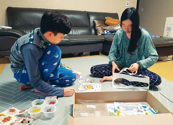이충신 기자의 고1 딸 이소진(오른쪽)양과 중1 조카 신주호군이 19일 집에서 금천구육아종합지원센터에서 만 든 ‘슬기로운 집콕 생활’(2차) 놀이 꾸러미로 재밌게 놀고 있다.