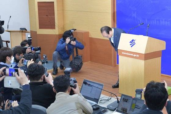 기자회견장에서 오거돈 시장이 허리숙여 인사하고 있다, 송봉근 기자