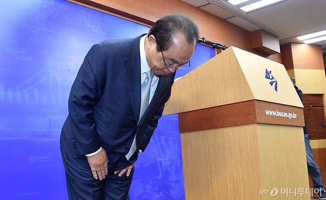 오거돈 부산시장이 23일 오전 부산 연제구 부산시청 9층 기자회견장에서 사퇴 기자회견을 하기에 앞서 머리 숙여 인사하고 있다. /사진=뉴시스