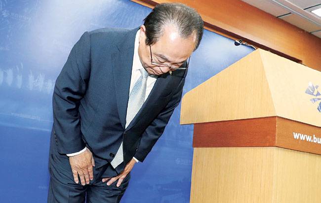 “사죄” : 오거돈 부산시장이 23일 오전 부산시청에서 기자회견을 갖고 직원 성추행 사실을 인정하며 사퇴 의사를 밝힌 뒤 고개 숙여 사죄하고 있다.  연합뉴스