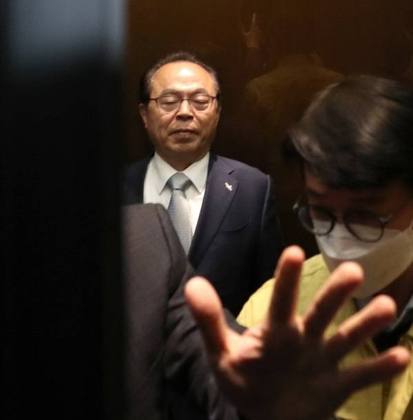 오거돈 부산시장이 4월23일 오전 부산시청에서 열린 사퇴 기자회견을 마친 뒤 회견장을 떠나고 있다. &copy;연합뉴스