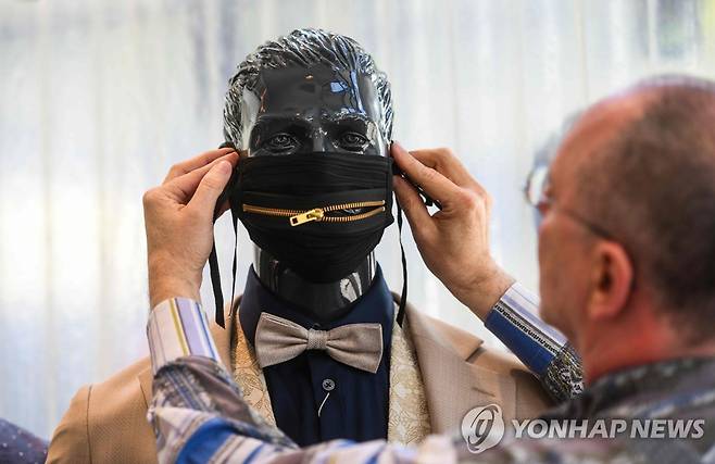 독일 크레필트의 한 의상실에서 수제로 만든 마스크 [AFP=연합뉴스]