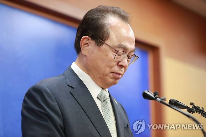 오거돈 부산시장, 사퇴 발표 (부산=연합뉴스) 손형주 기자 = 오거돈 부산시장이 23일 오전 부산시청에서 열린 사퇴 기자회견에서 사퇴 의사를 밝히고 있다. handbrother@yna.co.kr