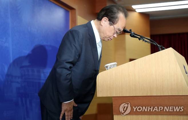 오거돈 부산시장 '충격' 사퇴 (부산=연합뉴스) 손형주 기자 = 오거돈 부산시장이 23일 오전 부산시청에서 기자회견을 열어 시장직 사퇴 의사를 밝히고 인사하고 있다. 2020.4.23 handbrother@yna.co.kr