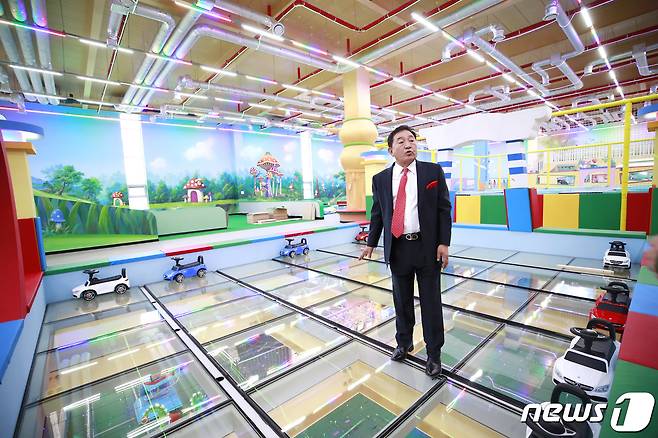 배우 임채무가 24일 오후 경기도 양주시 장흥면에 위치한 두리랜드에서 뉴스1과의 인터뷰에 앞서 두리랜드를 소개하고 있다.  2020.4.24/뉴스1 © News1 권현진 기자