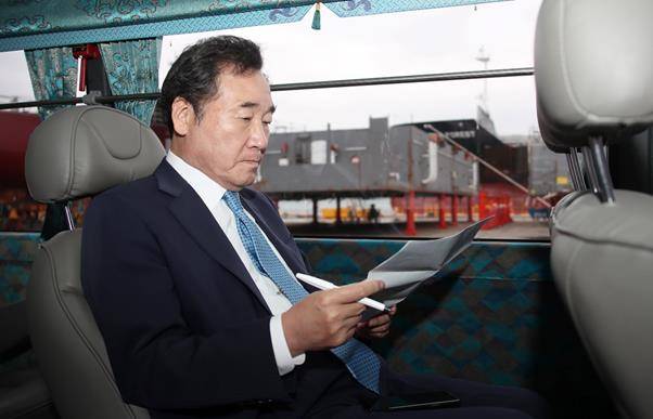 차량으로 이동하는 중에도 자료를 보거나 독서를 하는 이낙연 전 국무총리의 모습. 연합뉴스