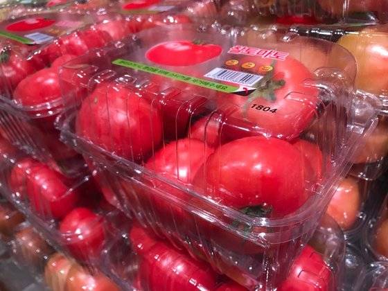 상계동 김 모 씨가 주문한 찰토마토가 롯데마트 중계점에 진열되어 있다. 문희철 기자.