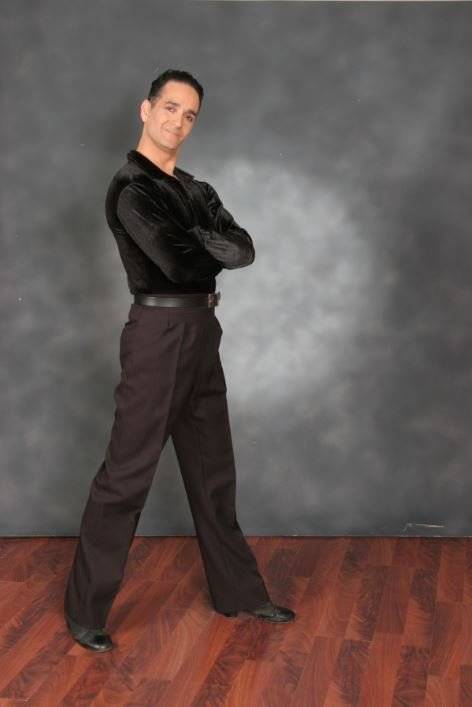 업라이트 포지션은 ‘땅에서 등이 수직으로 서 있는 상태’를 말한다. 어깨는 뒤로 평평하게 해서 가슴을 스트레칭해서 들어 올리는 것이다. 이 자세에서 춤을 춰야 모양이 좋다. [사진 Pxhere]