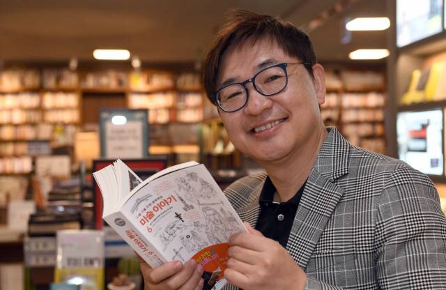 TV·저술·강연 등으로 미술 대중화의 아이콘이 된 양정무 한국예술종합학교 미술이론과 교수가 지난 13일 서울 종로구 교보문고 광화문점에서 서울경제와 만나 인터뷰하고 있다. /이호재기자