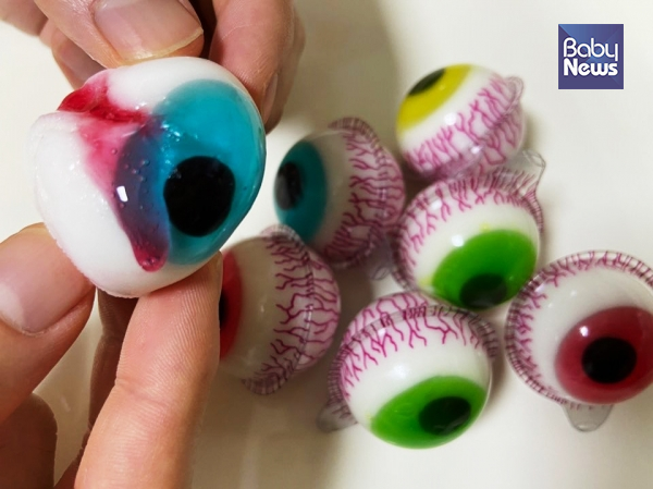 눈동자 모양의 눈알젤리는, 핏줄 디자인의 포장과 속에 든 붉은 시럽이 어우러져 혐오감을 유발한다. 김윤정 기자 ⓒ베이비뉴스