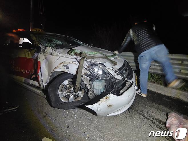 (논산=뉴스1) 송애진 기자 = 25일 오전 1시께 충남 논산시 벌곡면 호남고속도로 대전 방향 벌곡 휴게소 인근에서 택시와 3.5톤 화물차가 추돌하는 사고가 발생했다. 독자 송영훈씨 제공© 뉴스1