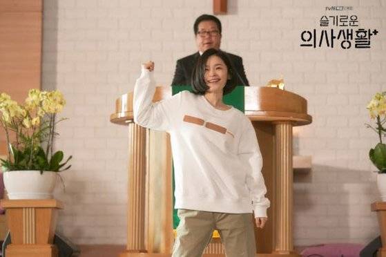 극중 음치에 박치로 나오지만 밴드 활동은 물론 교회 성가대 활동에도 앞장선다. [사진 tvN]