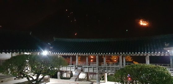 25일 경북 안동 병산서원 앞까지 산불이 번졌다. 연합뉴스