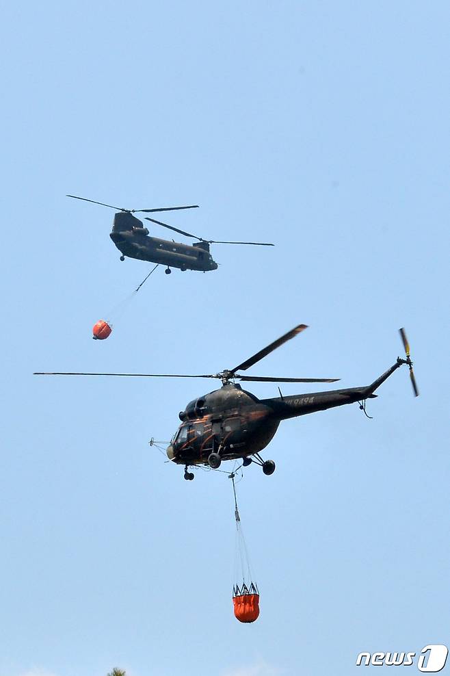 26일 경북 안동시 풍천면 인금리에서 시작된 산불이 3일째 계속되고 있는 가운데 육군 CH-47수송헬기가 풍천면 산불을 진화하고 있다. 산림청은 군경 등의 지원을 받아 산불진화헬기 32대를 투입했다. 2020.4.26/뉴스1 © News1 최창호 기자