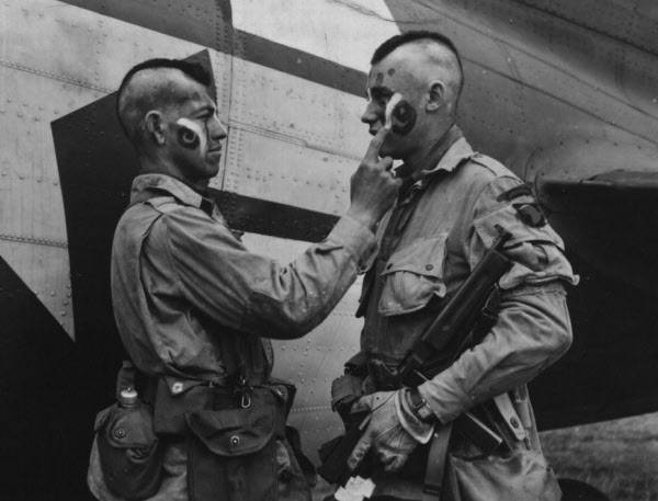 제2차 세계대전 당시 모히칸 컷으로 머리를 자른 미 육군 101 공수사단.