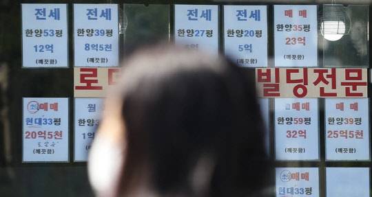 총선 이후 서울 강남권을 중심으로 양도소득세 중과 유예 기간 내에 팔려는 절세 매물이 늘어난 가운데 서울 아파트값 하락세도 계속되고 있다. 강남구에 부동산 중개업소 모습.<연합뉴스>