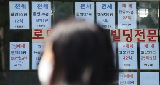 총선 이후 서울 강남권을 중심으로 양도소득세 중과 유예 기간 내에 팔려는 절세 매물이 늘어난 가운데 서울 아파트값 하락세도 계속되고 있다. 강남구에 부동산 중개업소 모습.



<연합뉴스>