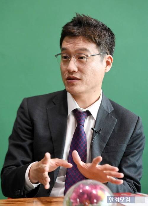 사경인 회계사는 한경닷컴과의 인터뷰에서 주식시장은 전망 보다 대응이 중요하다고 말했다. (사진 최혁 기사)