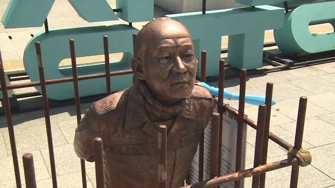 무릎 꿇은 전두환을 형상화한 동상