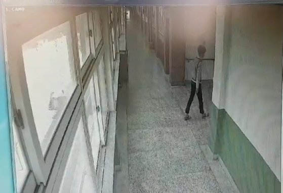 지난해 3월 25일 오전 11시300분쯤 경북 포항의 한 중학교에서 B군(15)이 투신을 하기 전에 고민하며 왔다갔다 하는 모습이 폐쇄회로TV(CCTV)에 찍혔다. [사진 B군 아버지]