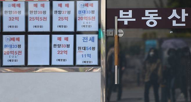작년 발표한 12·16 부동산 대책이나 분양가 상한제 대책의 후속 입법이 20대 국회에서는 처리되기 어려울 전망이다. 사진은 최근 서울 강남구의 부동산 중개업소 모습. [연합]
