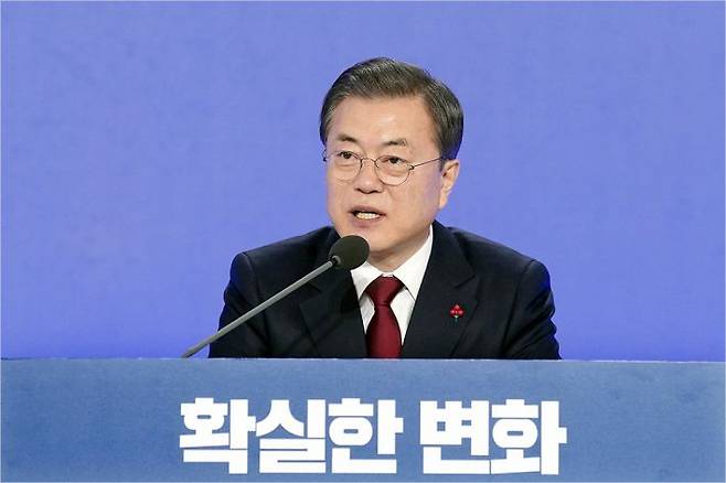 문재인 대통령이 지난 1월 14일 청와대에서 신년기자회견을 갖고있다 (사진=청와대 제공)